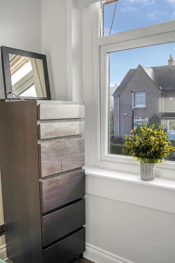 Modern & Spacious 2 Bedroom House - Free Parking - Front & Back Garden - Private Main Door Entrance Edinburgh Ngoại thất bức ảnh