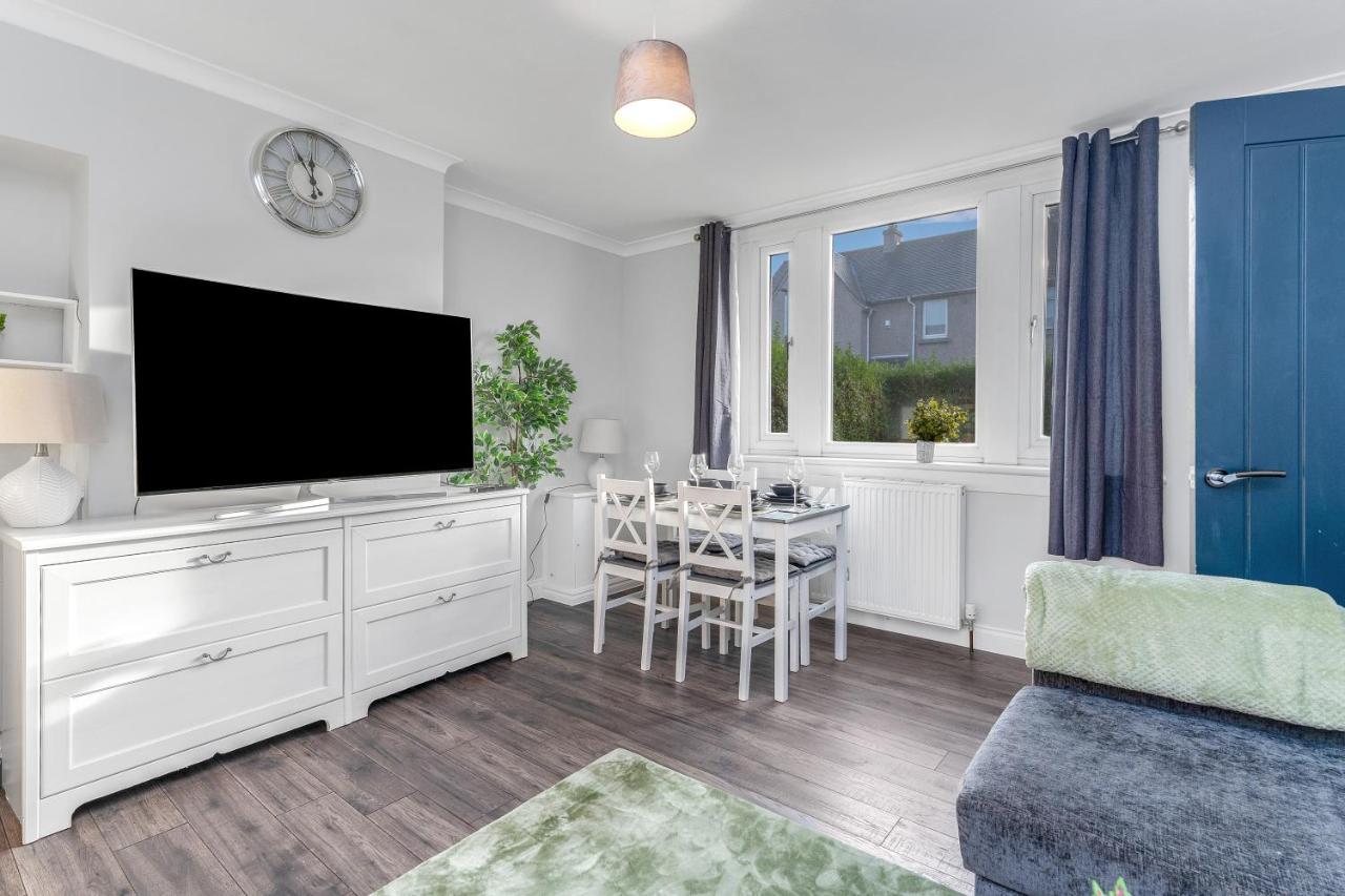 Modern & Spacious 2 Bedroom House - Free Parking - Front & Back Garden - Private Main Door Entrance Edinburgh Ngoại thất bức ảnh