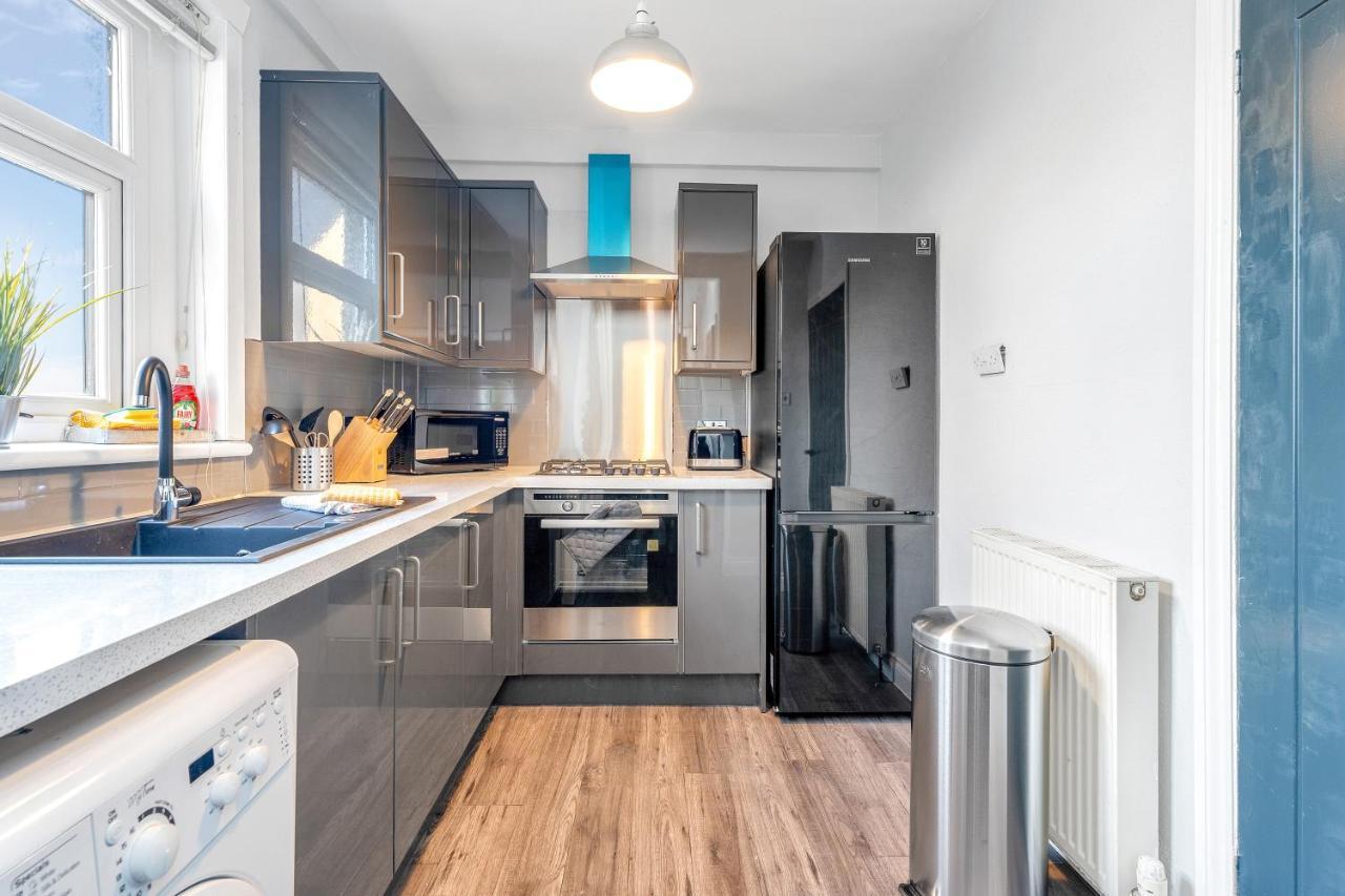 Modern & Spacious 2 Bedroom House - Free Parking - Front & Back Garden - Private Main Door Entrance Edinburgh Ngoại thất bức ảnh