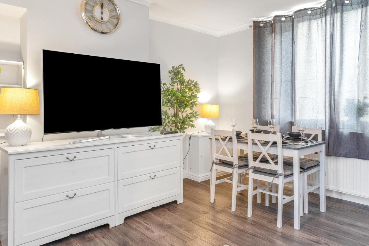 Modern & Spacious 2 Bedroom House - Free Parking - Front & Back Garden - Private Main Door Entrance Edinburgh Ngoại thất bức ảnh