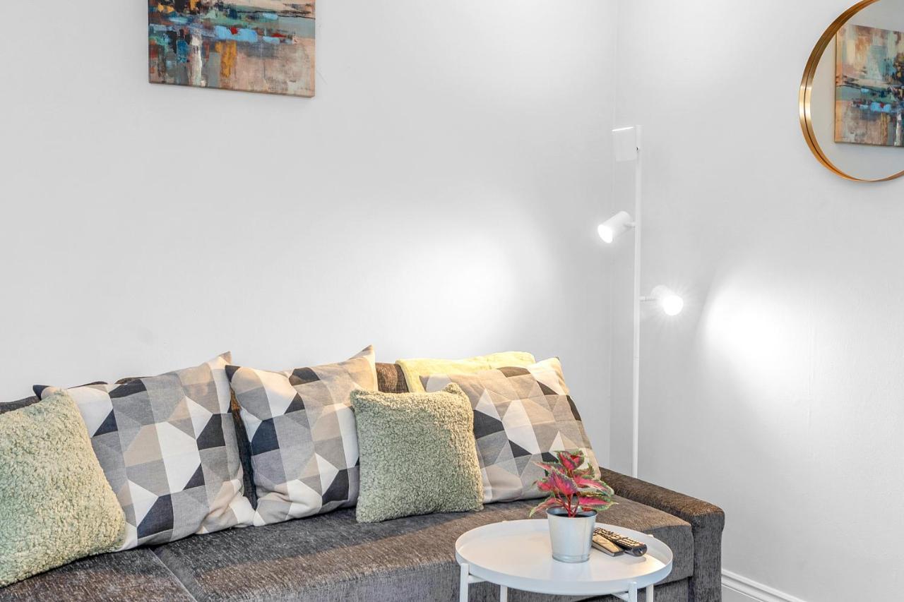 Modern & Spacious 2 Bedroom House - Free Parking - Front & Back Garden - Private Main Door Entrance Edinburgh Ngoại thất bức ảnh