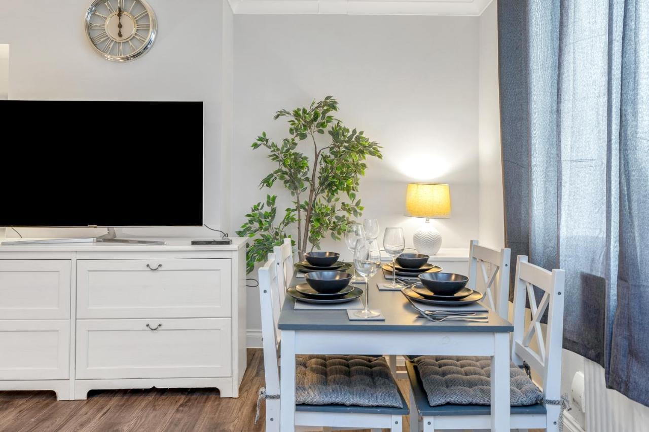 Modern & Spacious 2 Bedroom House - Free Parking - Front & Back Garden - Private Main Door Entrance Edinburgh Ngoại thất bức ảnh