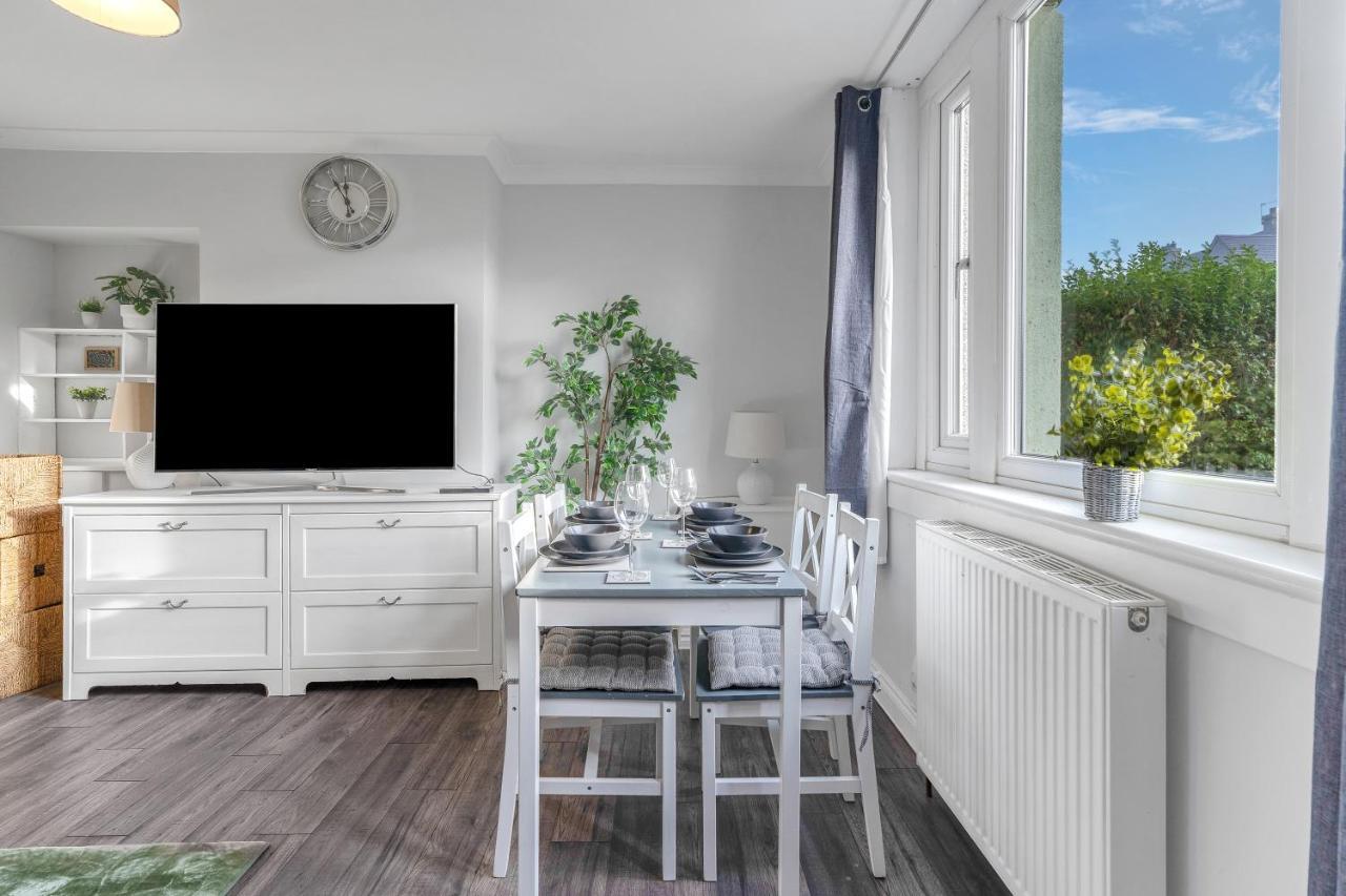 Modern & Spacious 2 Bedroom House - Free Parking - Front & Back Garden - Private Main Door Entrance Edinburgh Ngoại thất bức ảnh