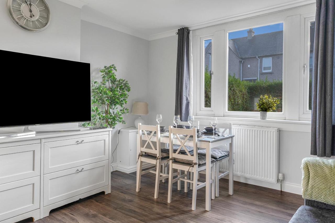 Modern & Spacious 2 Bedroom House - Free Parking - Front & Back Garden - Private Main Door Entrance Edinburgh Ngoại thất bức ảnh